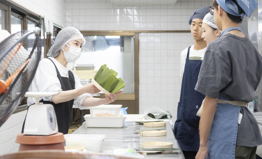 富山市安野屋・市電通り沿いの老舗ますの寿し店で手作り体験してみませんか